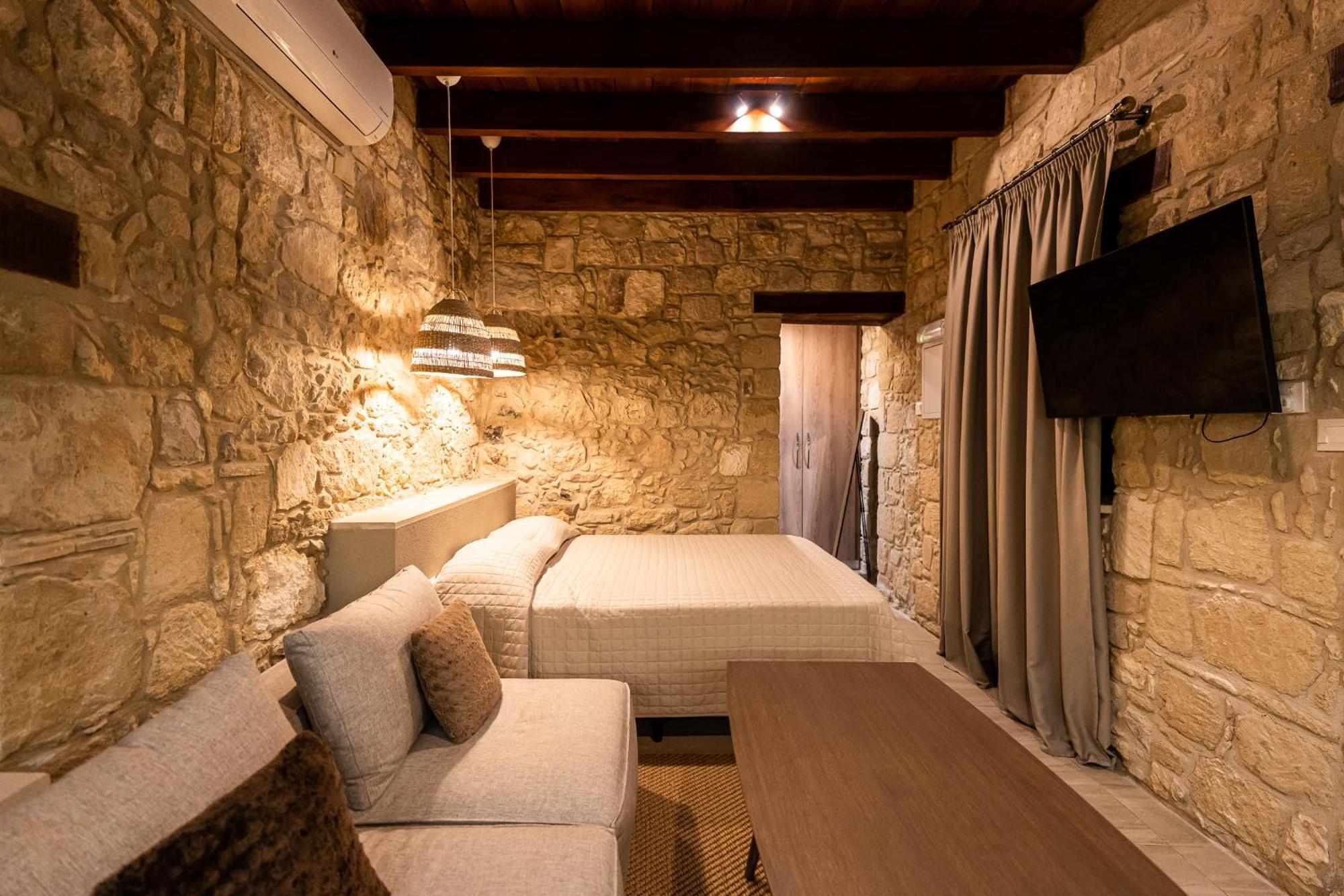 Harma Traditional Boutique Suites Paphos Room photo